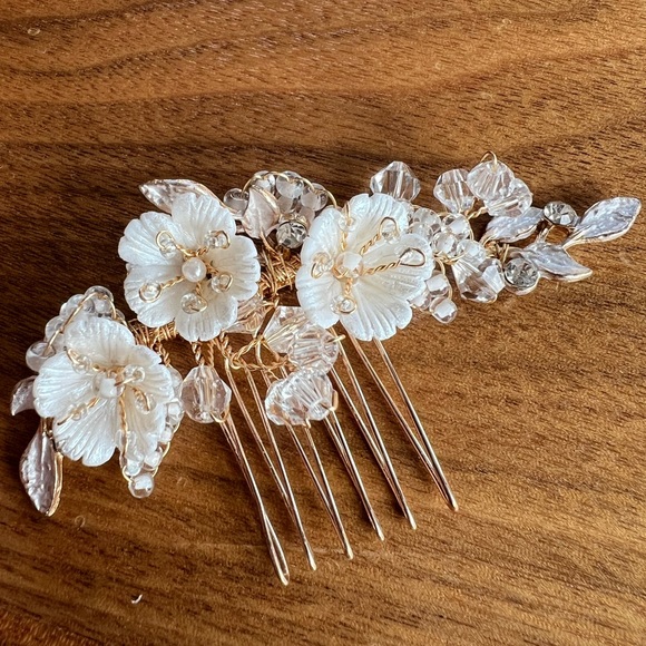 Wedding hair comb and matching earrings, ivory with crystals - Picture 3 of 4